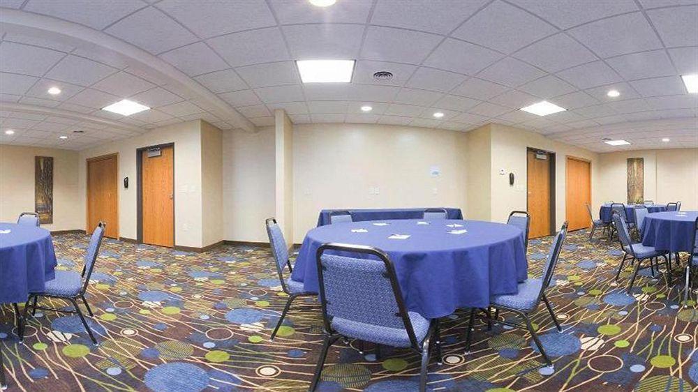 Holiday Inn Express Hotel & Suites Antigo By Ihg Exterior photo
